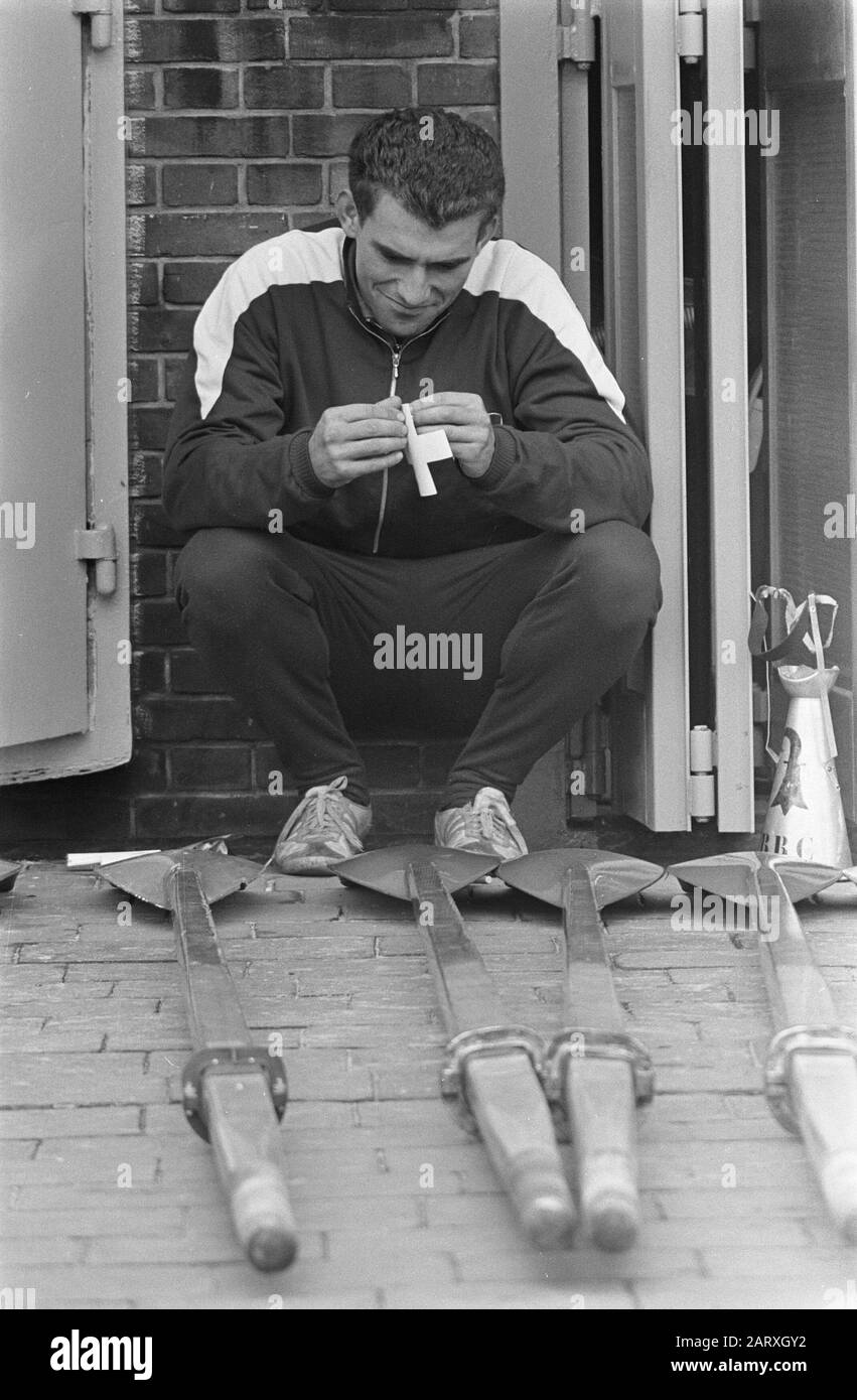 Training European rowing Championships, Swiss rower past National Cross on Belts Data: 4 agosto 1964 Parole Chiave: Rowing, Championships Foto Stock