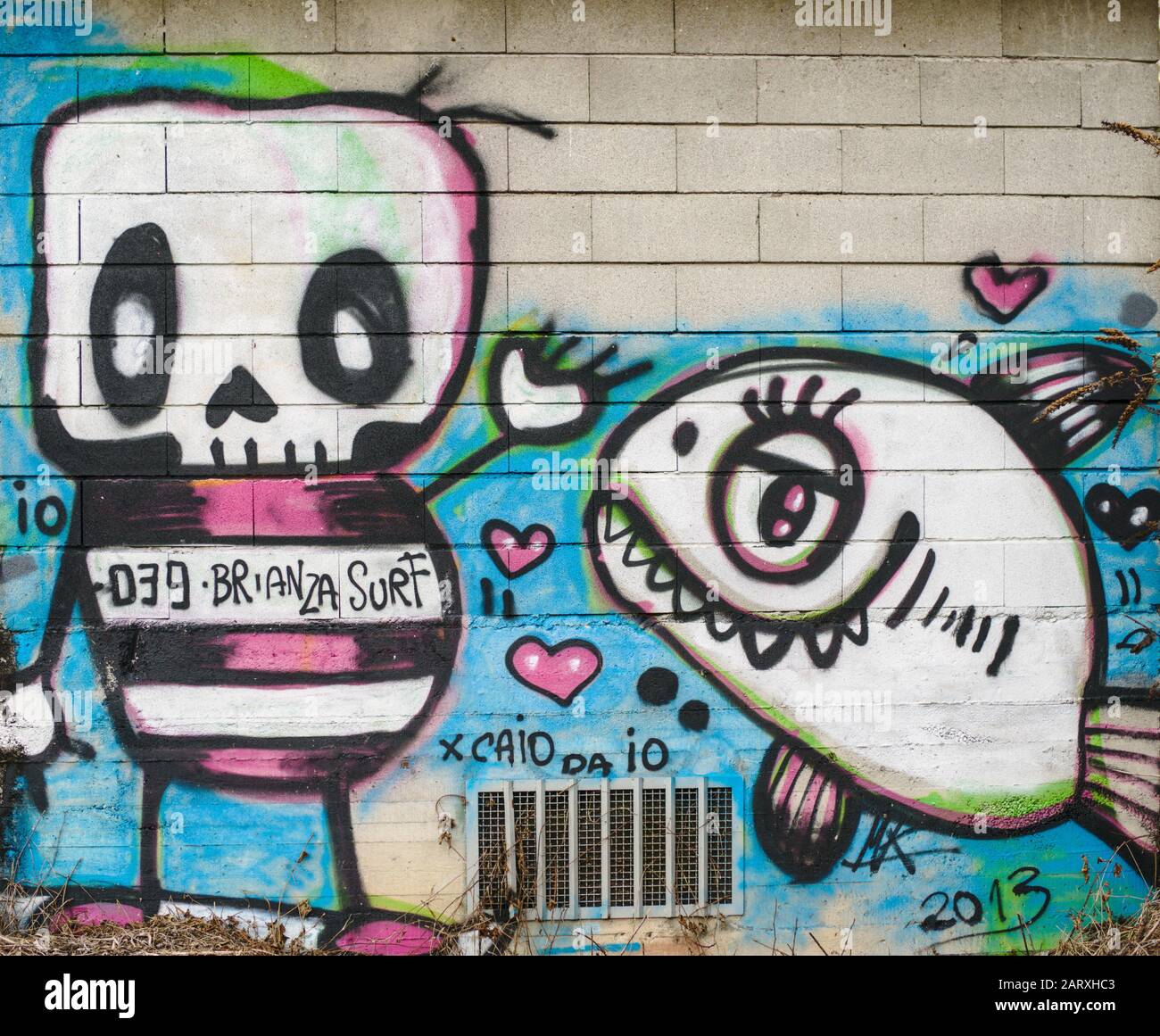 Murale raffigurante gli amanti. Moderni graffiti Brianza Surf nel vecchio villaggio di Brivio. Brivio, Lecco, Italia (2013) Foto Stock