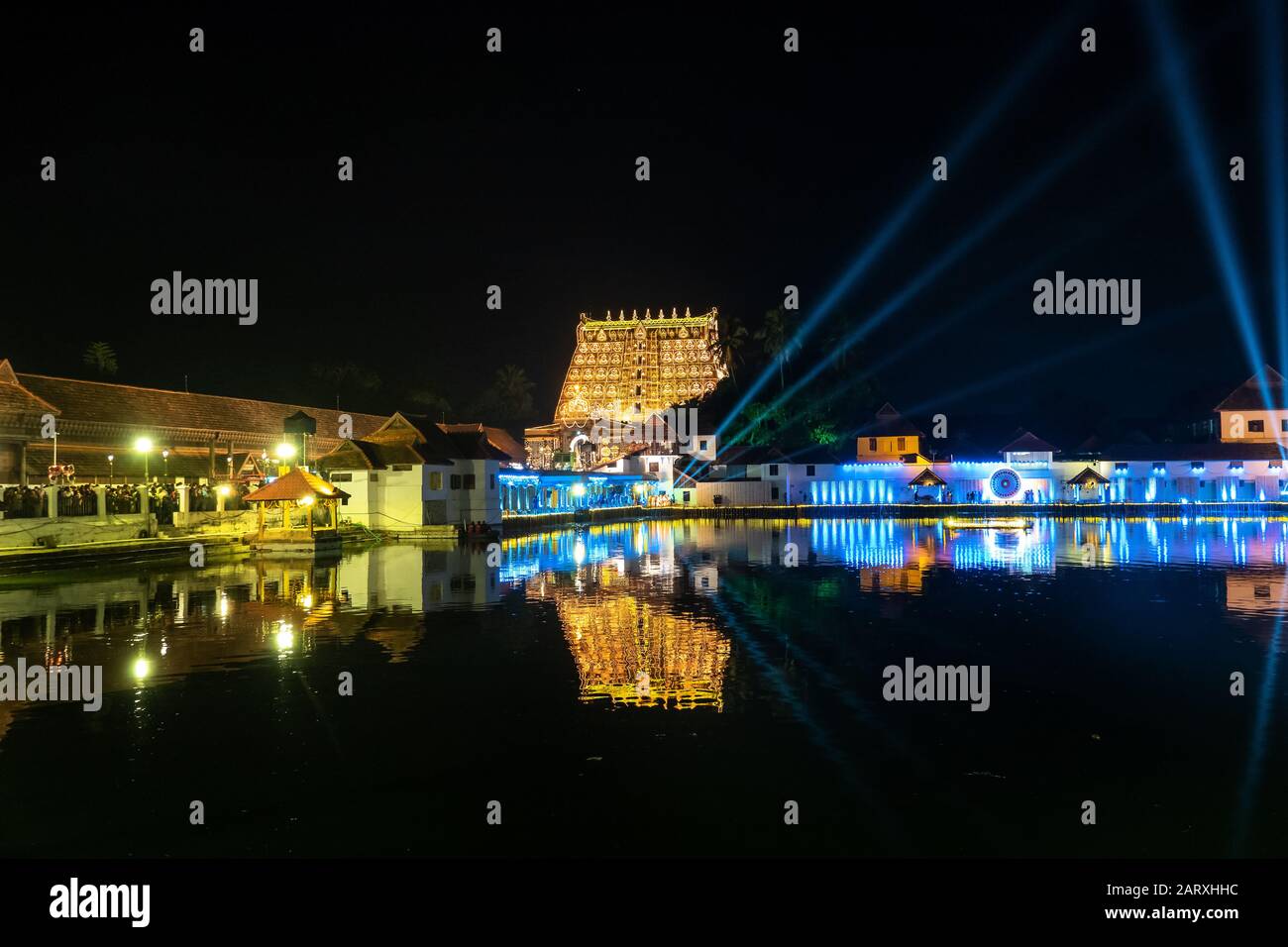 Sree padmanabhaswamy temple e padmatheertham stagno durante la cerimonia lakshadeepam ,thiruvananthapuram,Kerala, India Foto Stock