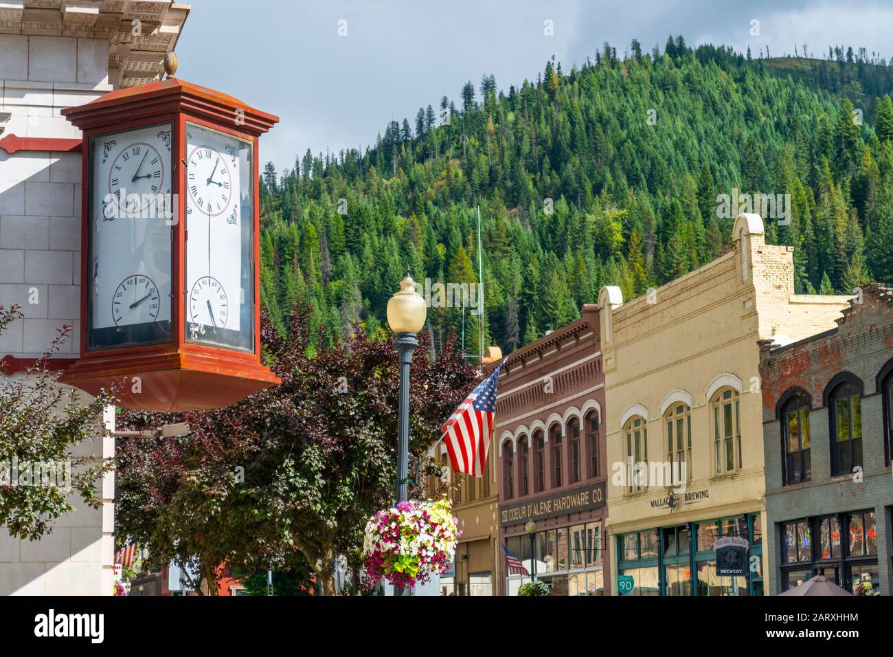 Un orologio antico che mostra l'ora e la temperatura all'angolo di un edificio d'epoca nella storica città mineraria di Wallace, Idaho, Stati Uniti Foto Stock