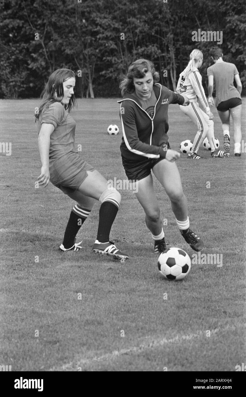 Formazione nazionale femminile squadra di calcio in Zeist, Signore durante la formazione Data: 26 settembre 1973 Località: Utrecht, Zeist Parole Chiave: Sport, calcio Foto Stock