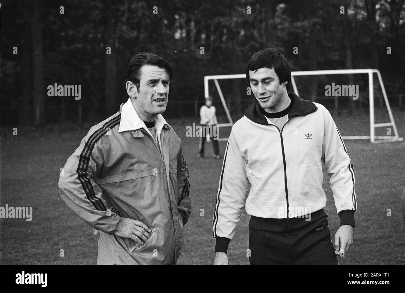 Formazione olandese squadra in connessione con l'entroterra contro GDR; nazionale allenatore Zwartkruis (l) e Huub Stevens Data: 13 novembre 1978 Parole Chiave: Squadre, sport, football Nome Della Persona: Stevens, Huub , Zwartkruis, Jan Foto Stock