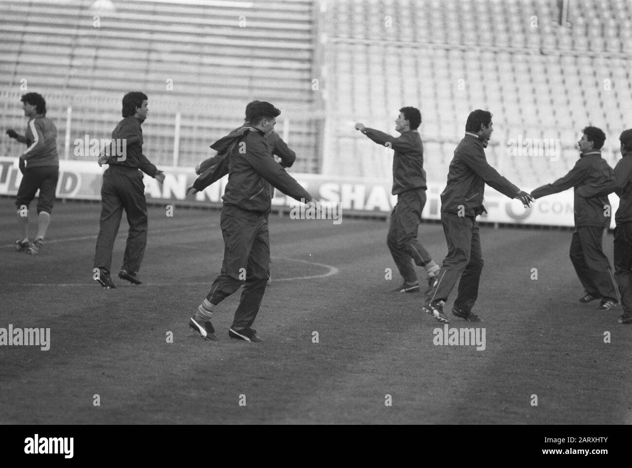 Addestramento della squadra olandese allo stadio Ajax per l'entroterra contro Cipro; giocatori ciprioti durante la formazione Data: 8 dicembre 1987 Parole Chiave: Sport, formazione, nome Della Persona di calcio: Ajaxstadion Foto Stock