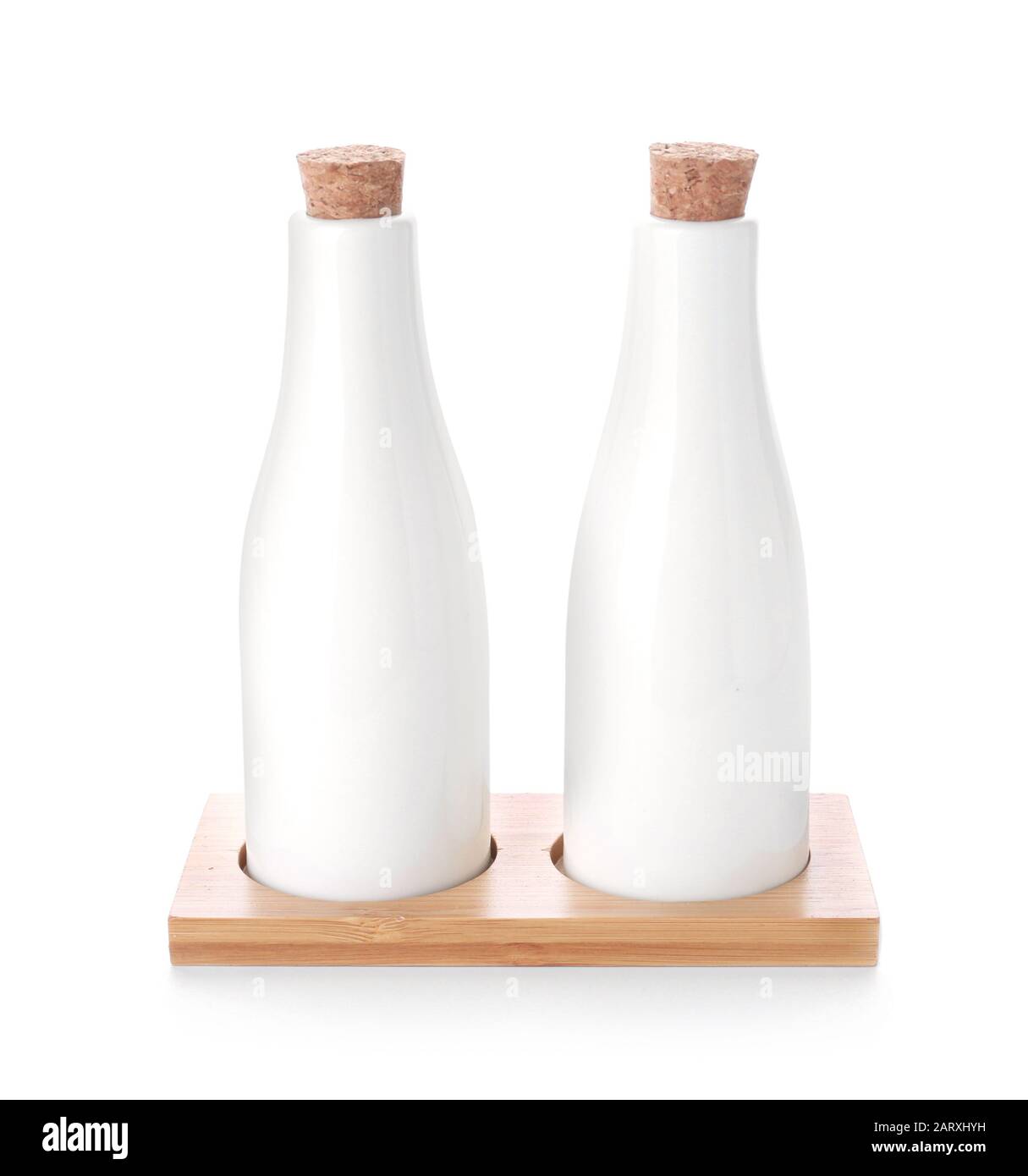 Bottiglie in ceramica su sfondo bianco Foto Stock