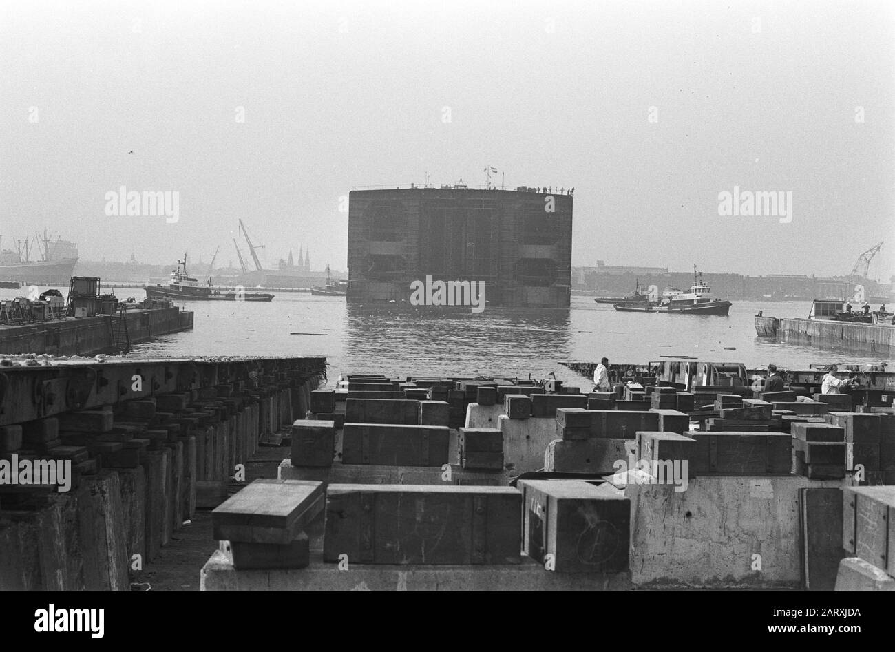 Nave anteriore di 230.000 tonnellate di gigantesca nave cisterna Fina Canada lanciato a NDSM, Amsterdam Data: 3 luglio 1971 Località: Amsterdam, Noord-Holland Parole Chiave: Navi cisterna, Impostazioni di lancio Nome : NDSM Foto Stock