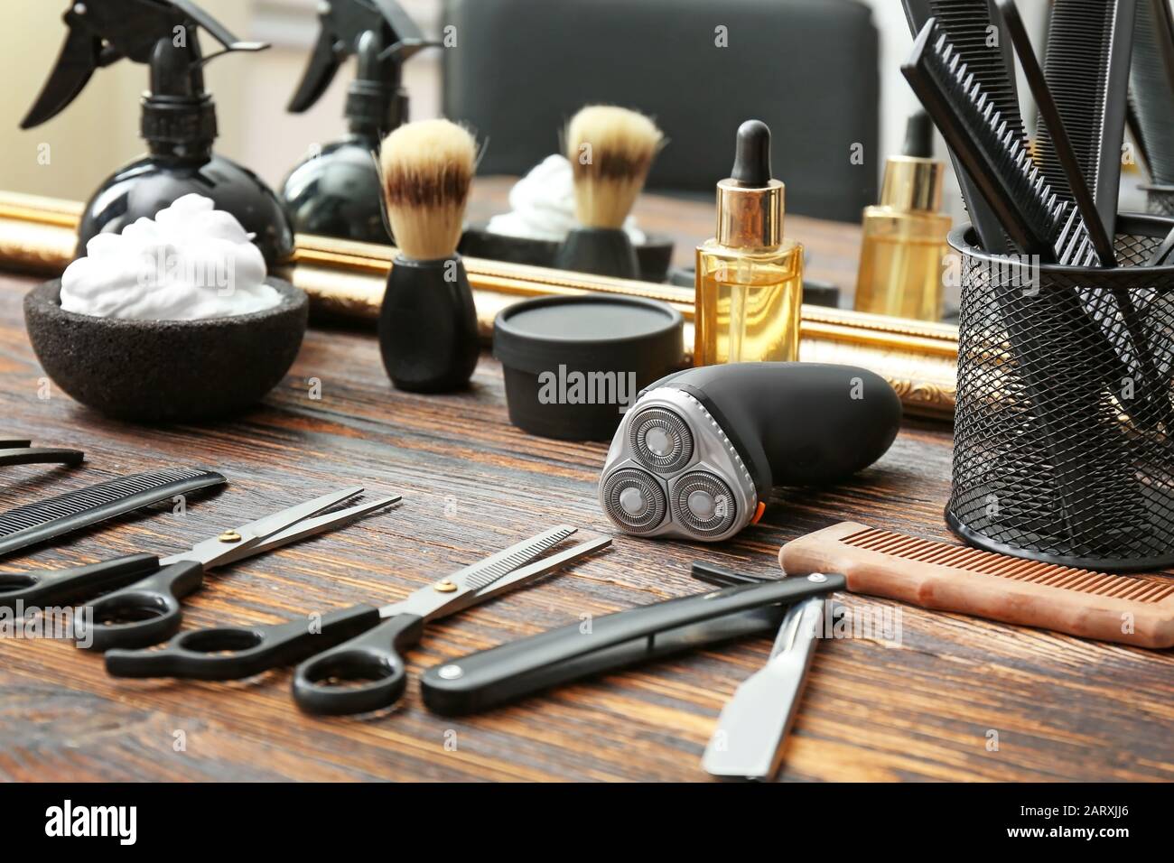 Gli strumenti professionali del barbiere sul tavolo nel salone Foto stock -  Alamy