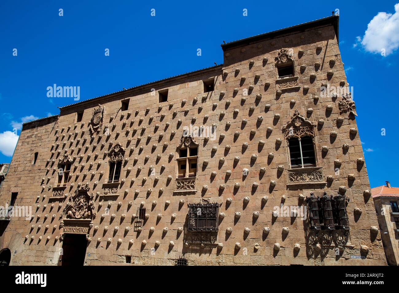 La storica Casa de las Conchas costruita tra il 1493 e il 1517 da Rodrigo Arias de Maldonado cavaliere Dell'Ordine di Santiago de Compostela e professoso Foto Stock