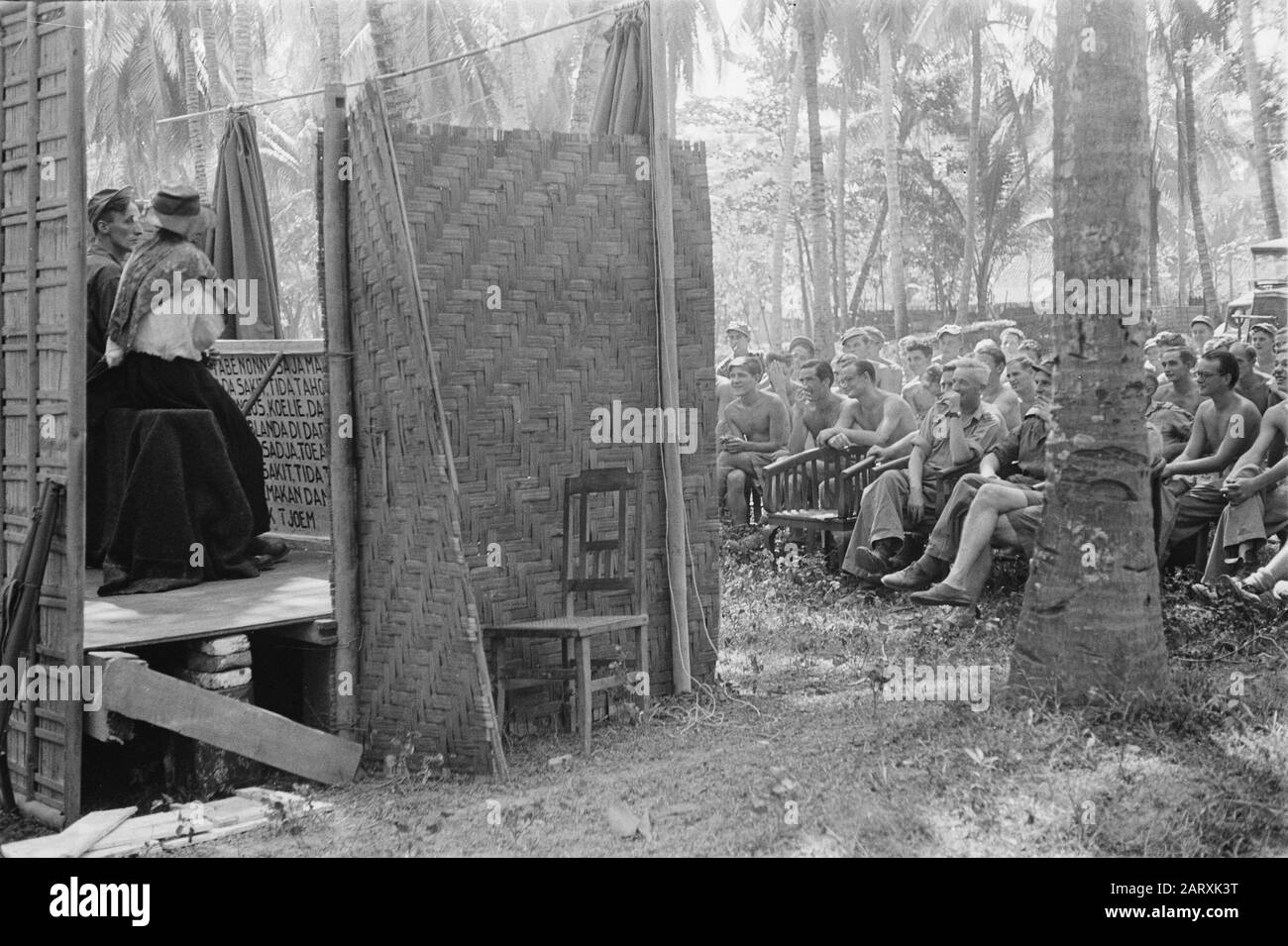 [Mostra all'aria aperta. Cabaret? Pubblico consiste di soldati] Annotazione: La scheda di testo visibile in altre immagini è ora invertita. Probabilmente ora mostra l'immagine del camion (vedi foto 31-3-1) Data: 1946 luogo: Indonesia, Indie Orientali Olandesi Foto Stock