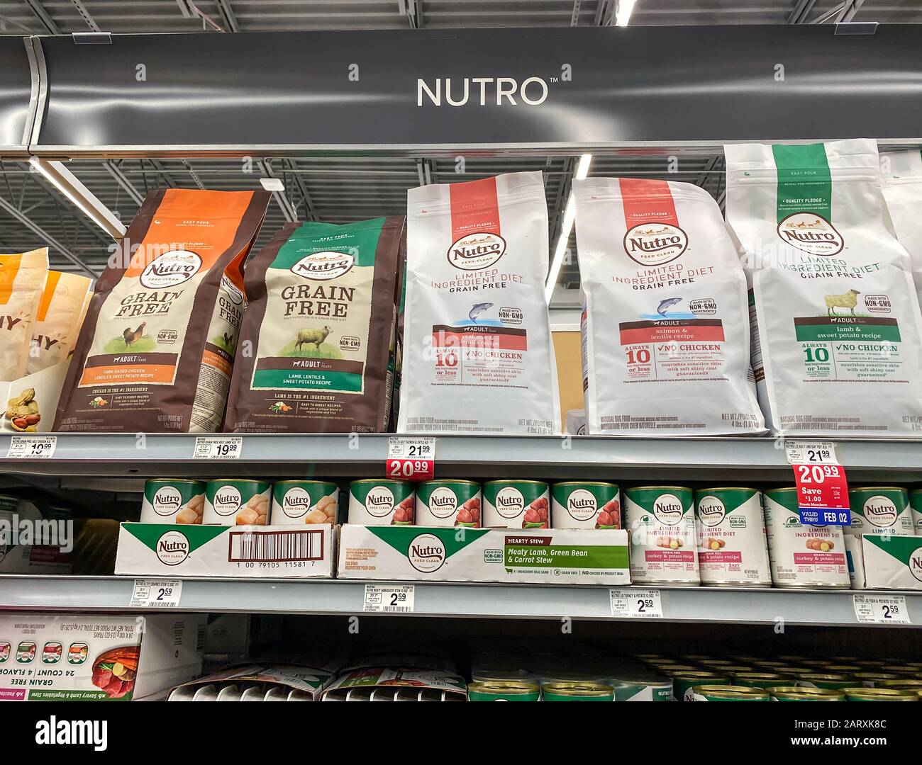 Orlando FL USA 1 29 20 Un esposizione del cibo del cane libero del Nutro Feed del grano Pulito ad un supermercato Petsmart pronto affinche i proprietari dell animale domestico comprino per i loro anim...