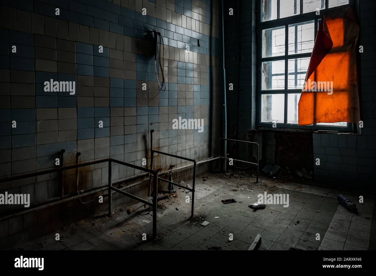 All'interno della vecchia Orlovka Asilo per l'insano nella regione di Voronezh. Scuro creepy abbandonato ospedale mentale Foto Stock