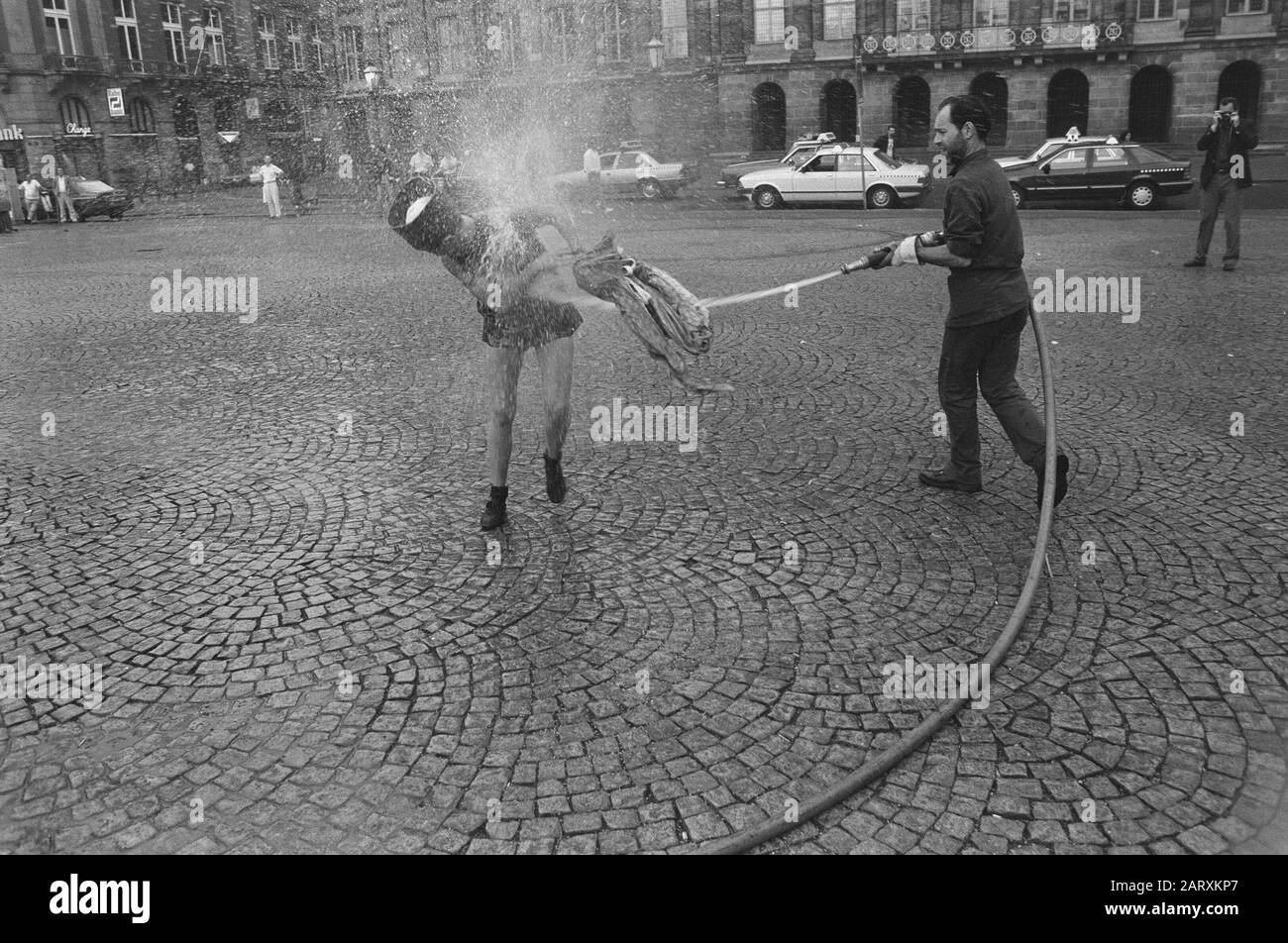 Performance theatergroep Gara op de Dam Data: 15 luglio 1987 Parole Chiave: Performances Foto Stock