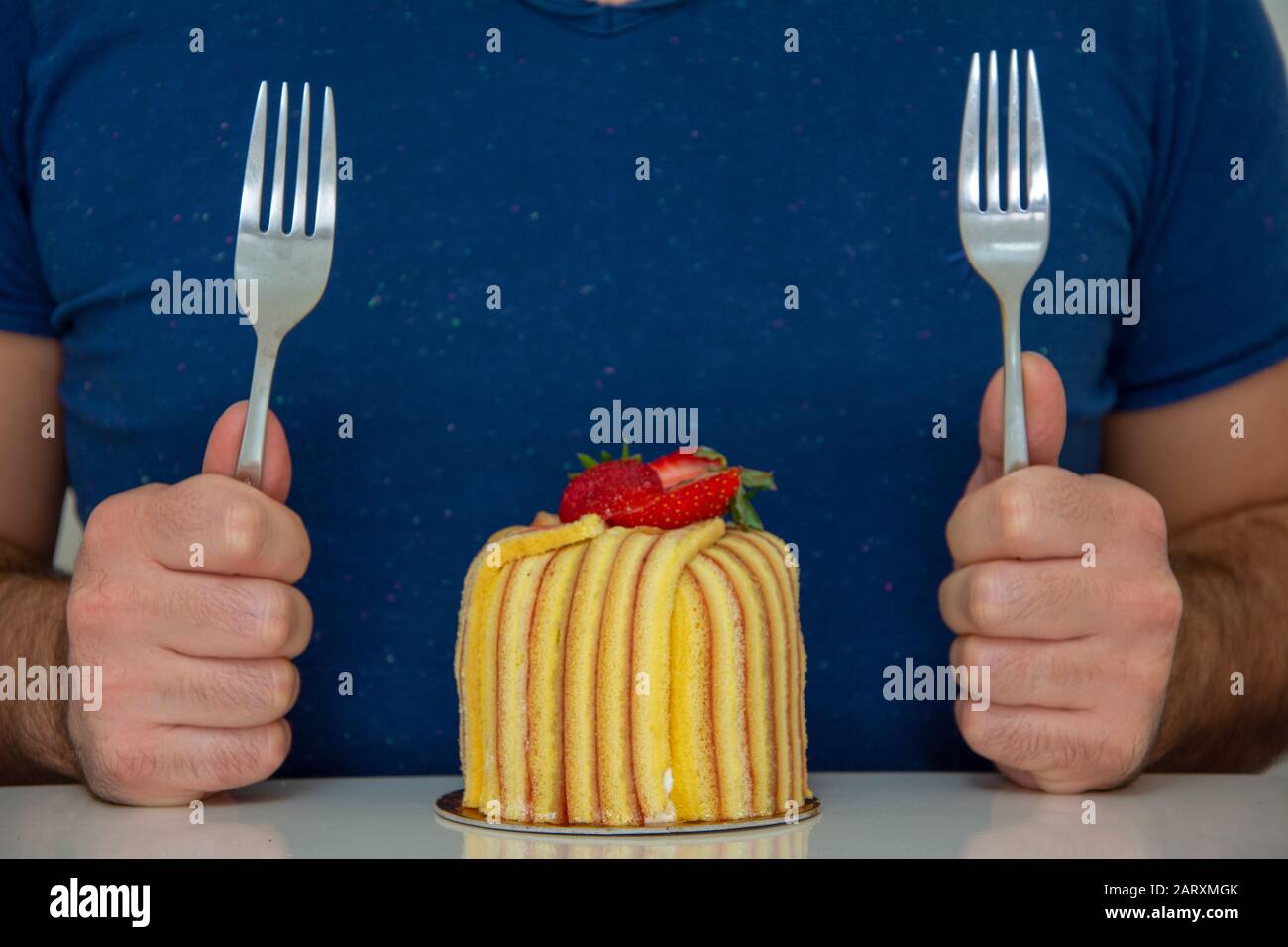 Uomo mangia la torta Foto Stock