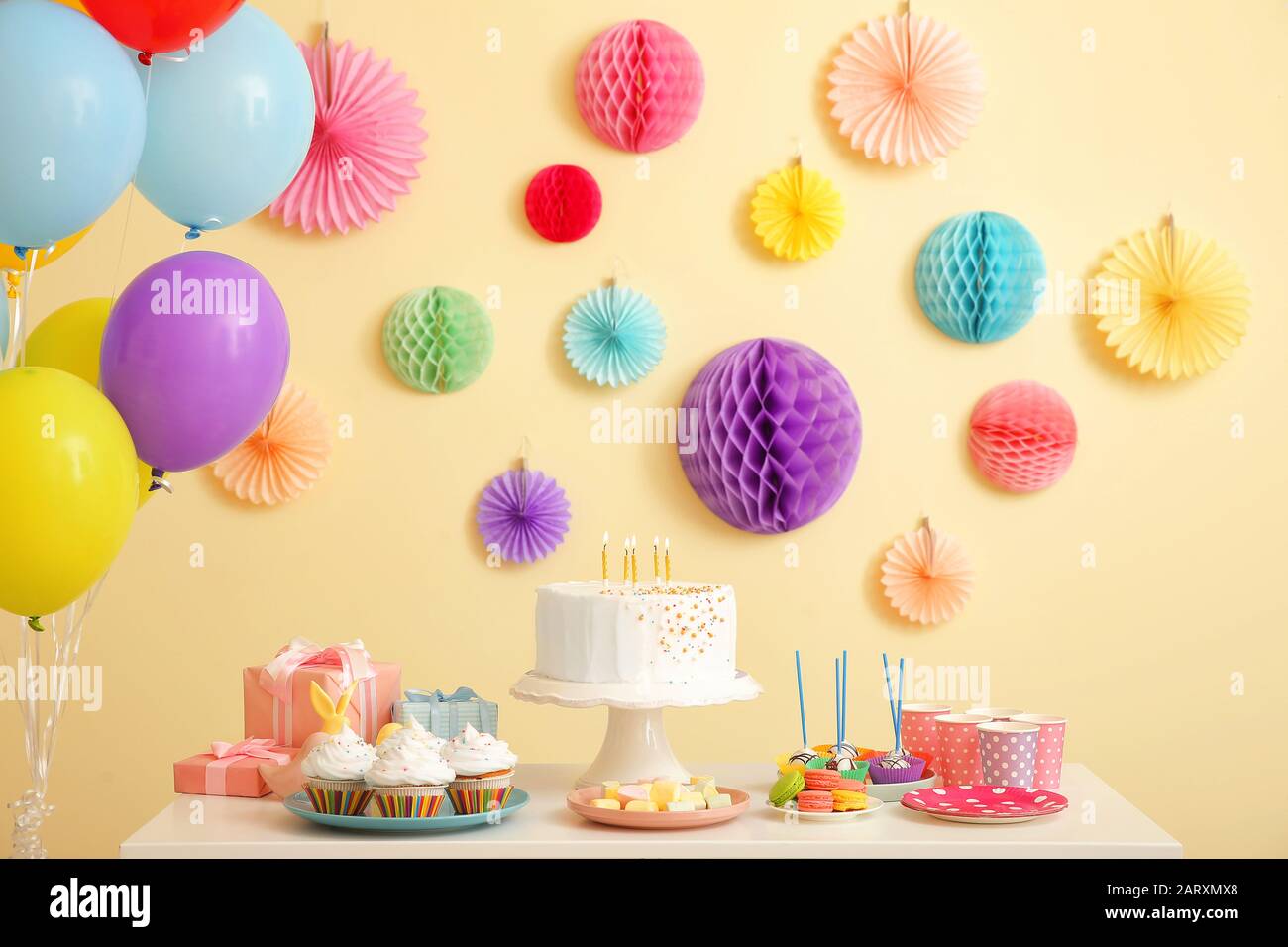 Gustoso Candy bar per festa di compleanno sul tavolo con sfondo a colori  Foto stock - Alamy