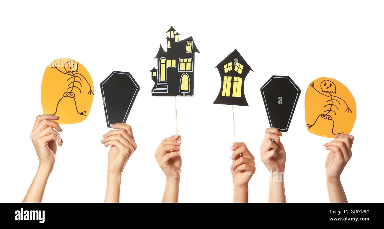 Molte mani con decorazioni di Halloween su sfondo bianco Foto Stock