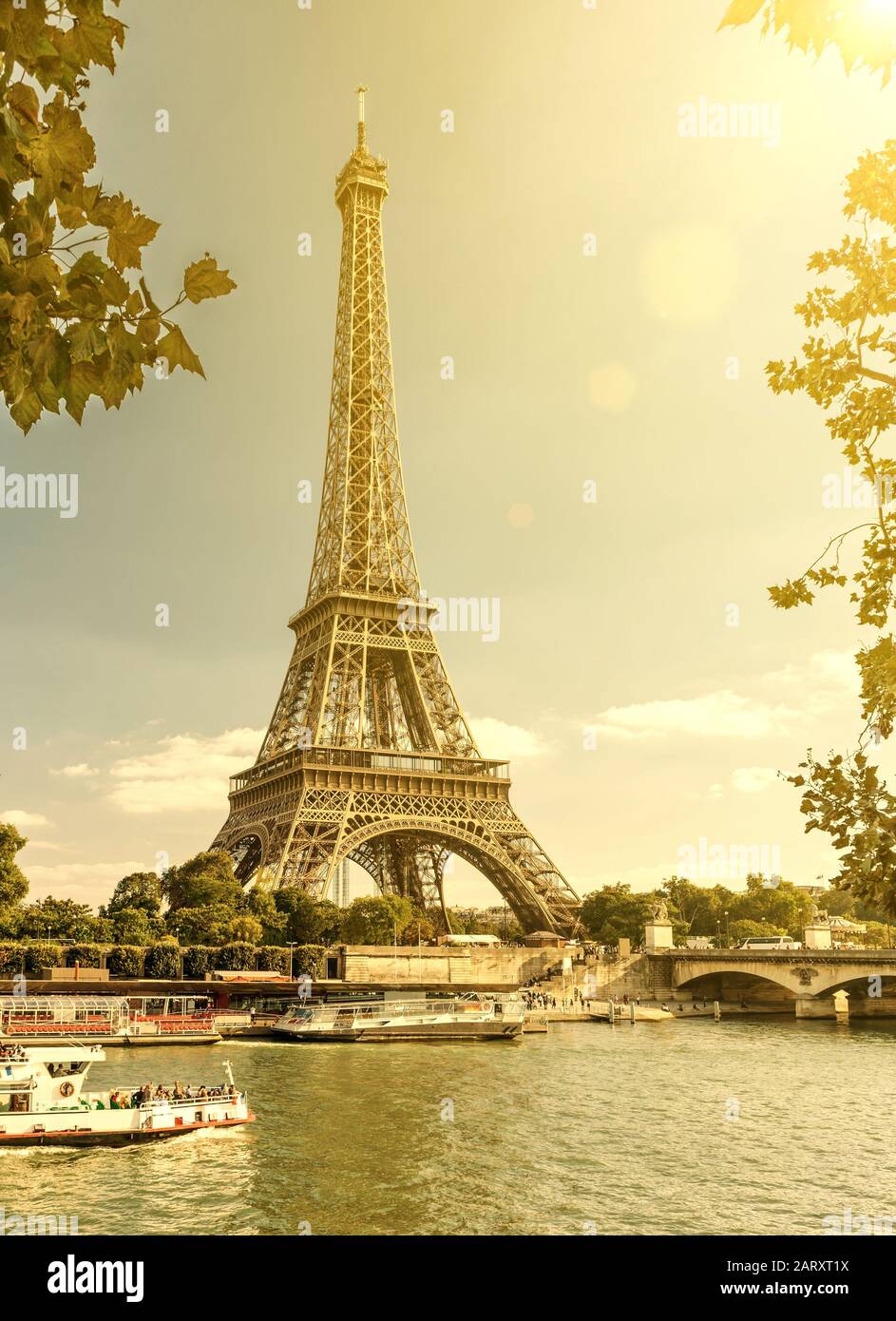 La torre Eiffel dal fiume Senna a Parigi, Francia Foto Stock