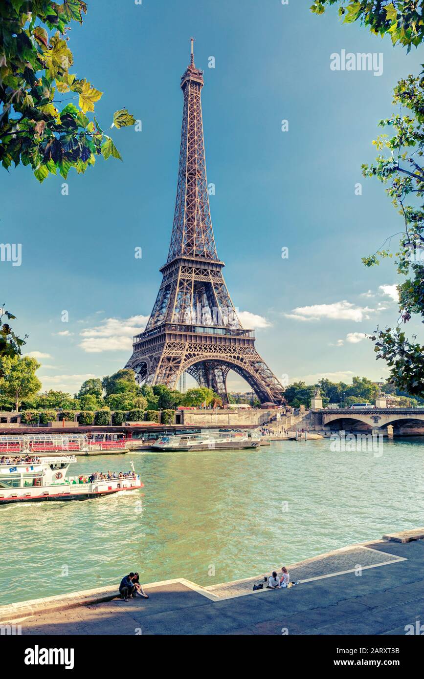 Parigi - 20 SETTEMBRE: I turisti riposano vicino alla Torre Eiffel il 20 settembre 2013 a Parigi. La Torre Eiffel è una delle principali attrazioni turistiche di Foto Stock