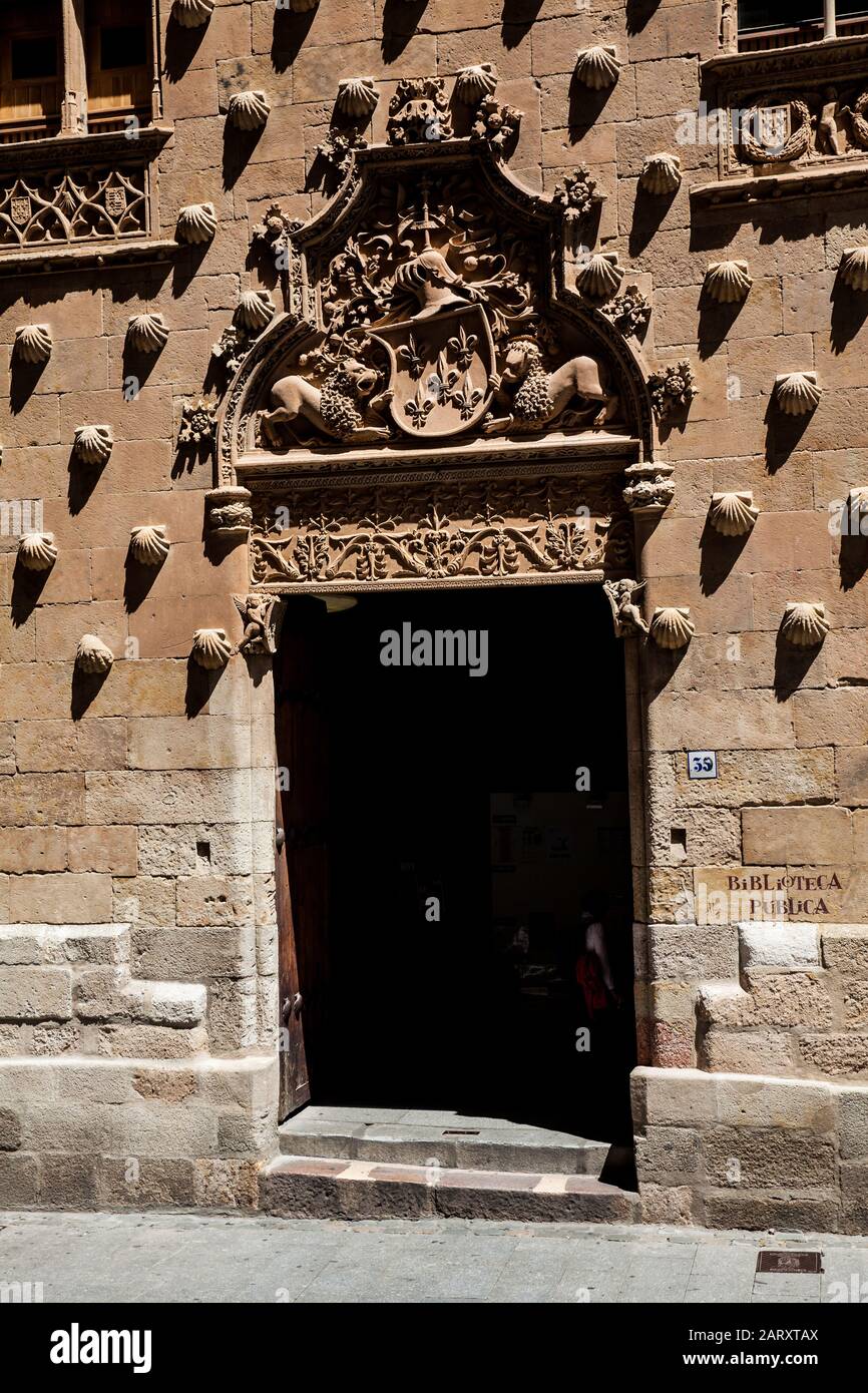 Ingresso della storica Casa Delle Conchiglie costruita nel 1517 da Rodrigo Arias de Maldonado cavaliere Dell'Ordine di Santiago de Compostela a Salamanca, Foto Stock