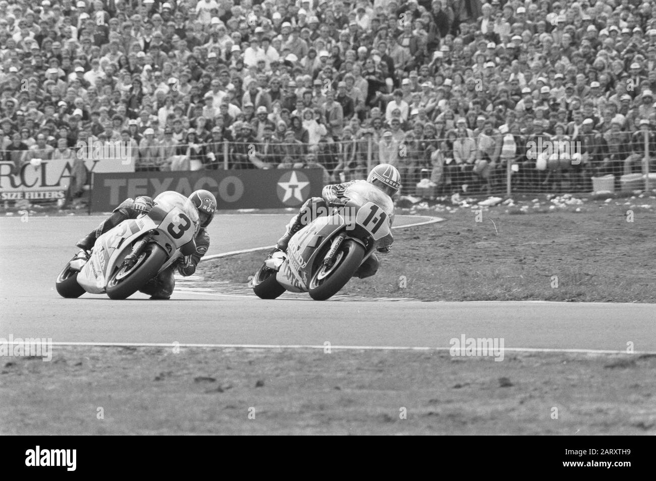 TT Assen 1984 TT van Assen, gara da 500 cc; Randy Mamola (nr 3) en rechs Raymond Roche (nr 11) in azione Data: 30 giugno 1984 luogo: Asse Parole Chiave: Moto, moto, razze Nome personale: Mamola, Randy, Raymond, Roche Foto Stock