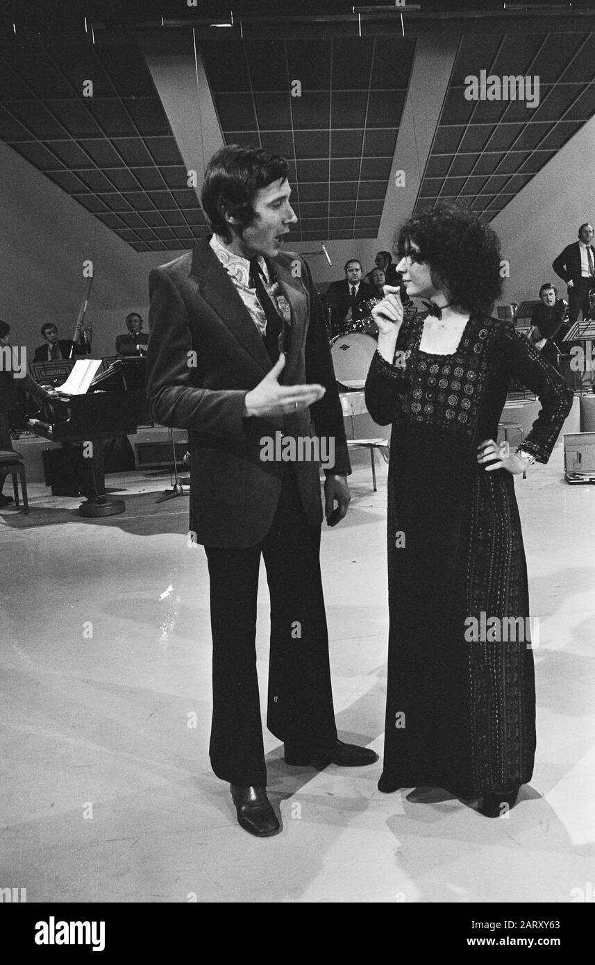 Registrazioni televisive Necksema francese con Esther Ofarim; Halsema e Ofarim Data: 14 gennaio 1971 Parole Chiave: Musica, programmi televisivi, cantanti Nome personale: Halsema, Francese, Ofarim, Esther : Peters, Hans/Anefo, Foto Stock