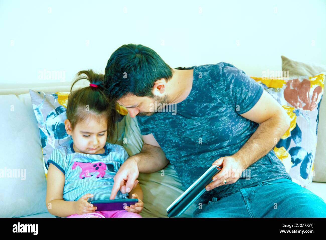 Padre e sua figlia che giocano a videogame in notebook Foto Stock