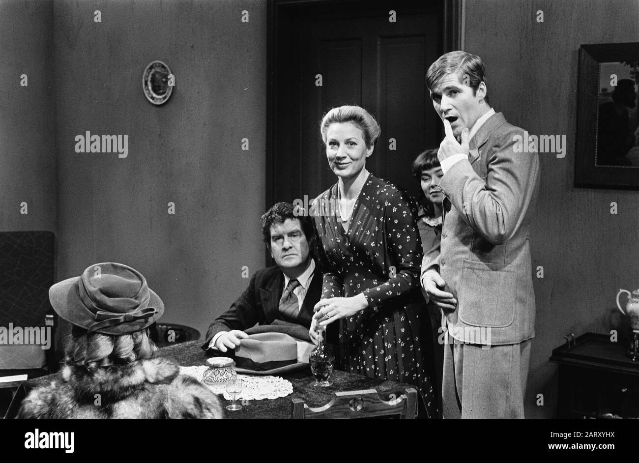 Registrazioni TV di mi ricordo van Jan Staal, trasmesso il 27-2-1975; v.r.n.l. Johnny Peters e Marlies van Alkmaar in una scena Data: 16 dicembre 1974 Parole Chiave: Registrazioni TV Foto Stock