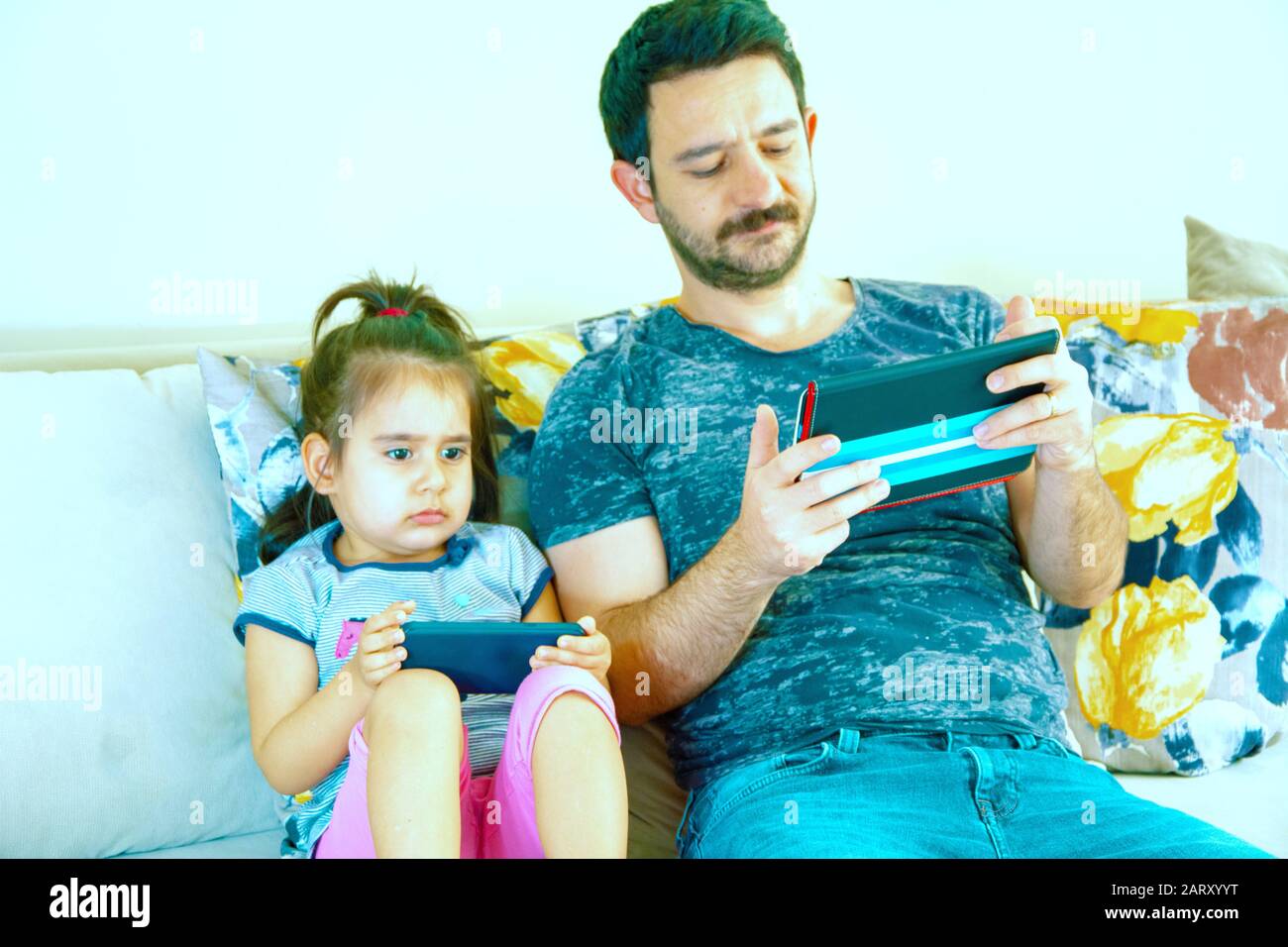 Padre e sua figlia che giocano a videogame in notebook Foto Stock