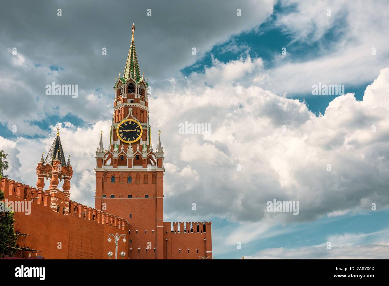 Il Cremlino di Mosca con la torre di Spasskaya nella Piazza Rossa, Russia. Il Cremlino di Mosca è la residenza del presidente russo e dei principali tour Foto Stock