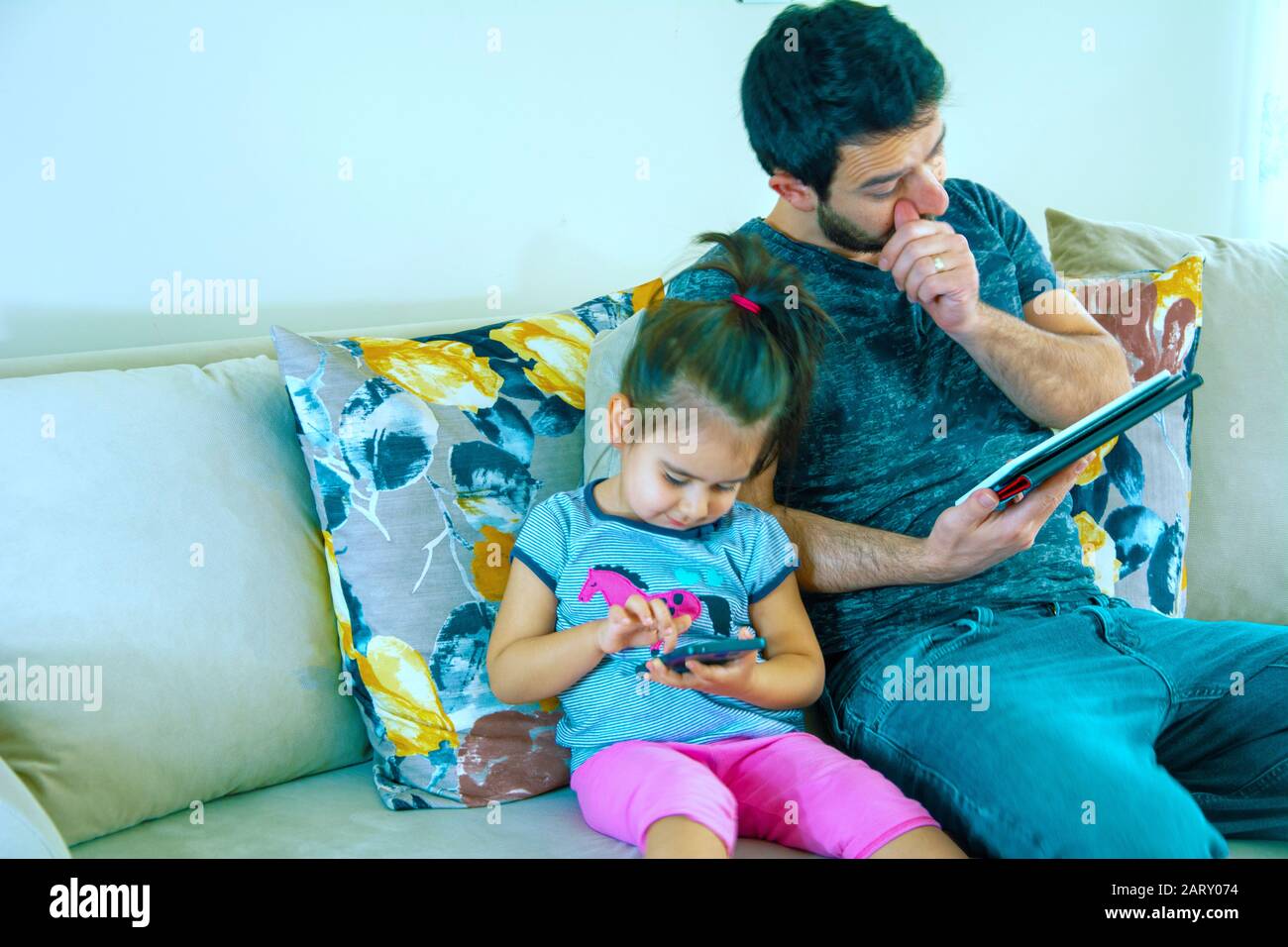 Padre e sua figlia che giocano a videogame in notebook Foto Stock