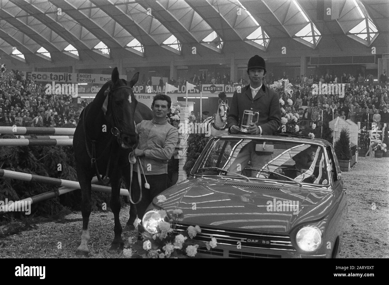 Dodicesimo Concorso Internazionale Hippique Jumping Adam Rai Di Amsterdam. Pessoa con coppa in vinto DAF, ha lasciato il suo cavallo Olympia Data: 26 ottobre 1969 posizione: Amsterdam, Noord-Holland Parole Chiave: Concorsi Nome istituto: Rai Foto Stock