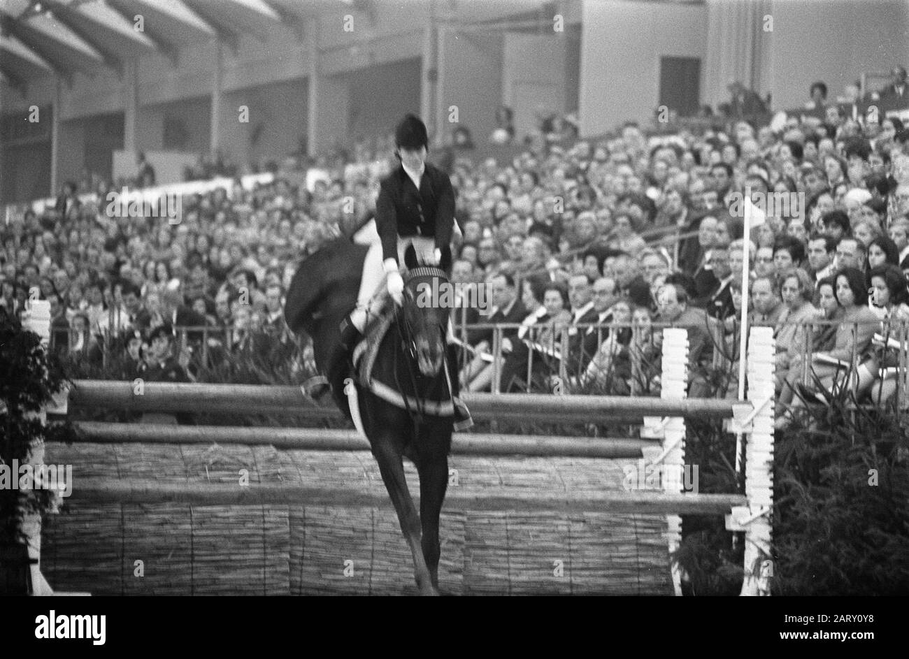 Dodicesimo Concorso Internazionale Hippique Jumping Adam Rai Di Amsterdam. Vincitore Pessoa all'Olympia in azione Data: 26 ottobre 1969 Località: Amsterdam, Noord-Holland Parole Chiave: Concourses Nome dell'istituto: Rai Foto Stock