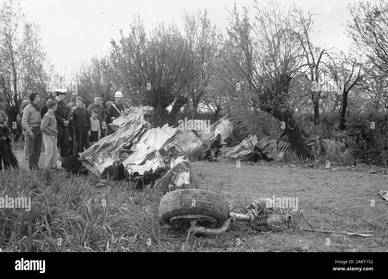 Due combattenti danesi si scontrano con Betuwe. Aereo si schiantò a Valburg Data: 17 aprile 1961 Località: Valburg Parole Chiave: Collisioni, jet, aerei Foto Stock
