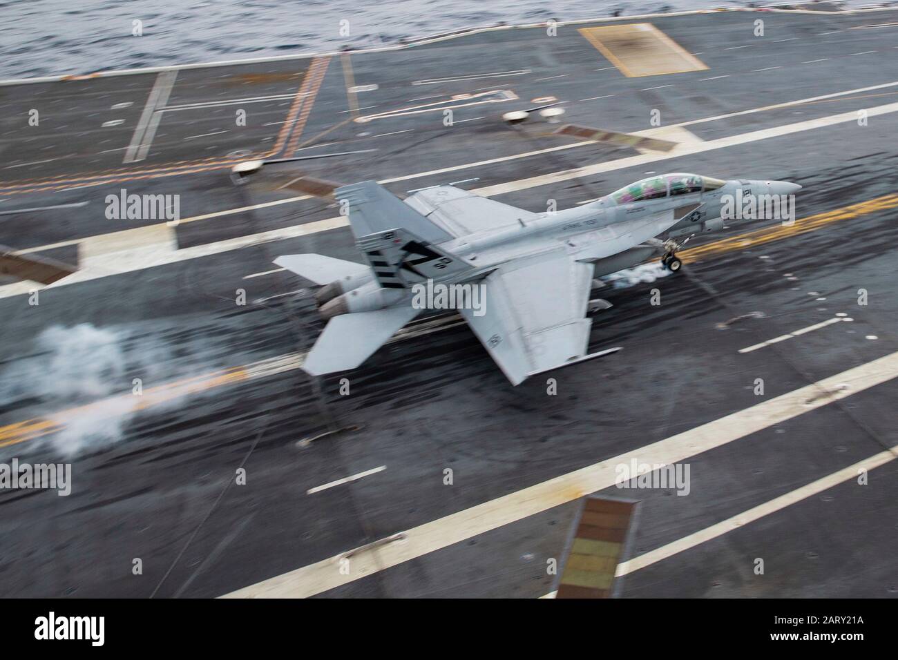 Oceano Atlantico (Gen. 28, 2020) Un F/A-18F Super Hornet, assegnato a Air Test and Evaluation Squadron (VX) 23, atterra sulla piattaforma di volo USS Gerald R. Ford (CVN 78). Ford sta attualmente conducendo test di compatibilità Degli Aeromobili per testare ulteriormente i suoi sistemi di lancio Degli Aeromobili elettromagnetici (EMALS) e gli ingranaggi di Arresto avanzati (AAG). (STATI UNITI Foto della Marina dello Specialista di comunicazione di massa Seaman Jesus O. Aguiar) Foto Stock