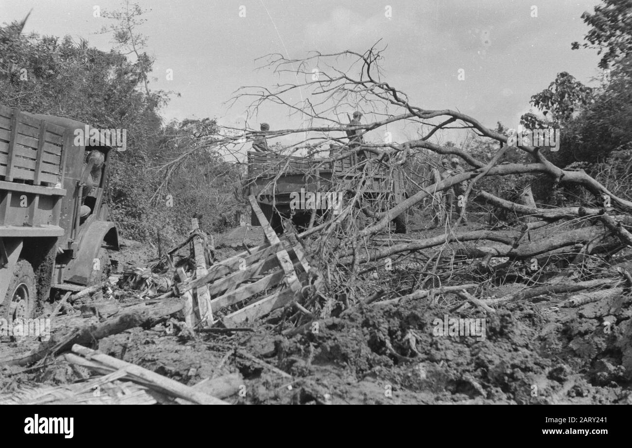 Banjoemas Red Cross Team Due camion dell'esercito su strada fangosa con tipo di barriera Data: Settembre 1947 Località: Indonesia, Indie orientali olandesi Foto Stock