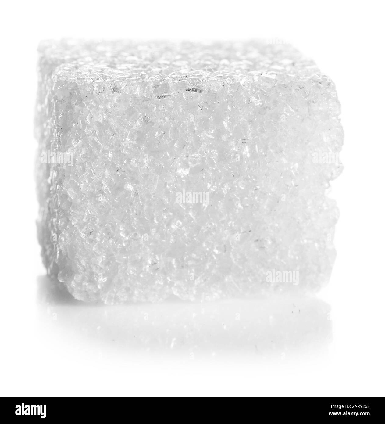 Il cubo di zucchero dolce su sfondo bianco Foto Stock