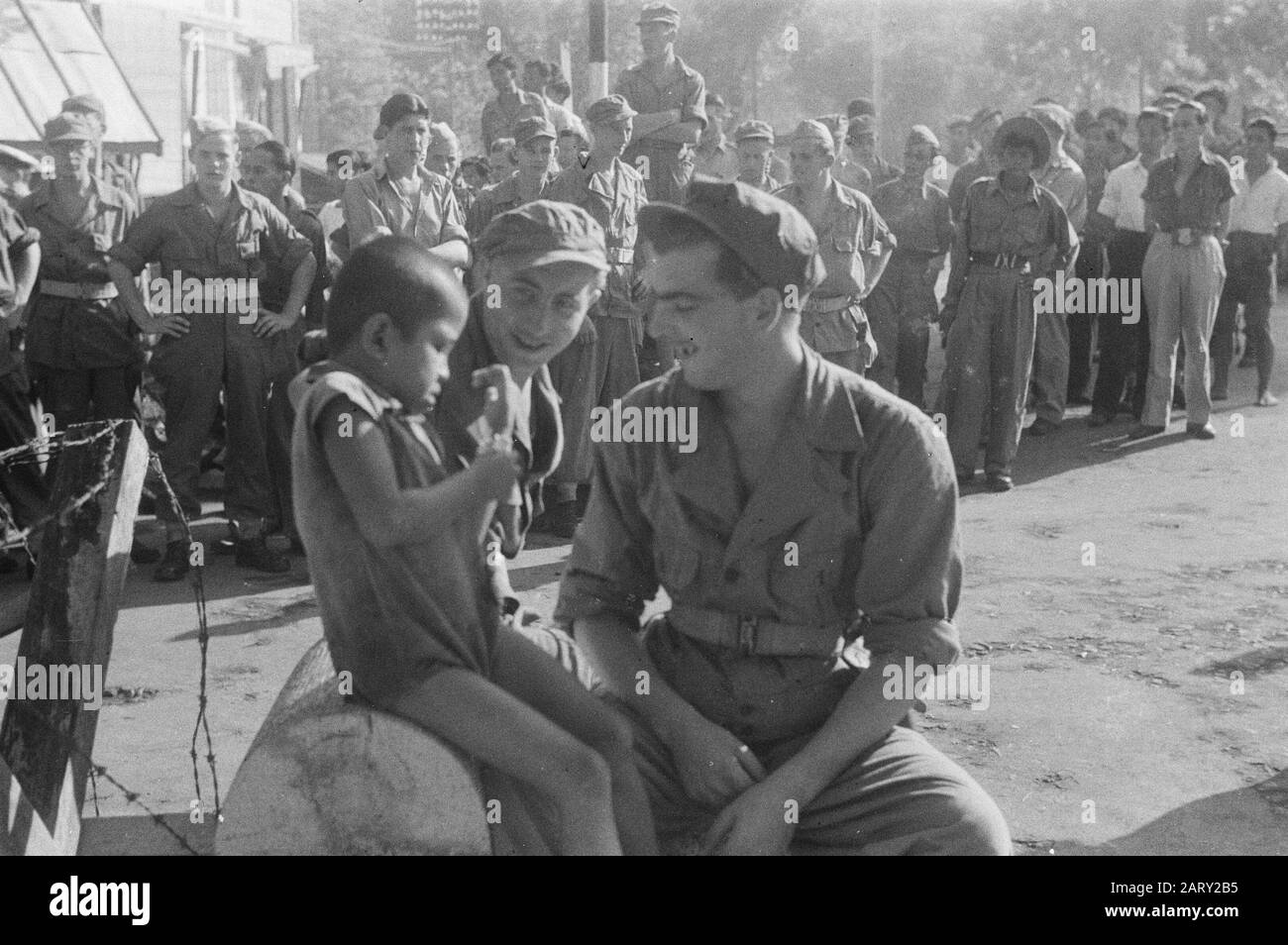 Registrazioni della Cappella del Principe Bernhard per la A.H.K. (Sede Generale) Due Soldati E Un Ragazzo Indonesiano Data: Gennaio 1947 Località: Batavia, Batavia, Indonesia, Jakarta, Java, Indie Orientali Olandesi Foto Stock