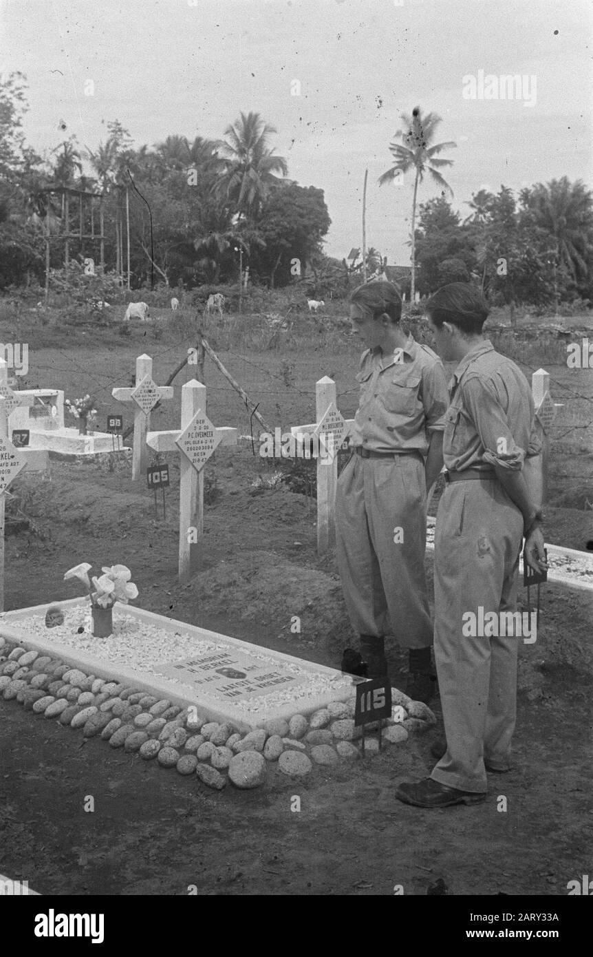 Dr. Mansuer a Medan (Wali Negara Sumatera Timoler); celebrazione di Natale 3.4-i R.I. Canoa-Plateau; Ospedale militare; omaggio floreale sulle tombe Due soldati in piedi su un cimitero vicino alla tomba di H. Berkel dalla 9th afd. Artiglieria Annotazione: S 21 anni Nato il 1 maggio 1926 a l'Aia Morì il 19 agosto 1947 a Sibolangit Data: 25 dicembre 1947 Località: Indonesia, Indie Orientali Olandesi Foto Stock