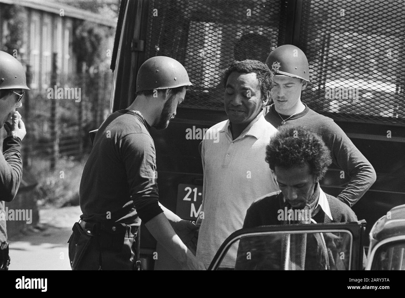 Seconda giornata situazione ostaggi scuola Bovensmilde; ricerca di un South Moluccker Data: 24 maggio 1977 luogo: Alto mite Parole Chiave: Ricerche, ostaggi, scuole Nome personale: South Moluccans Foto Stock