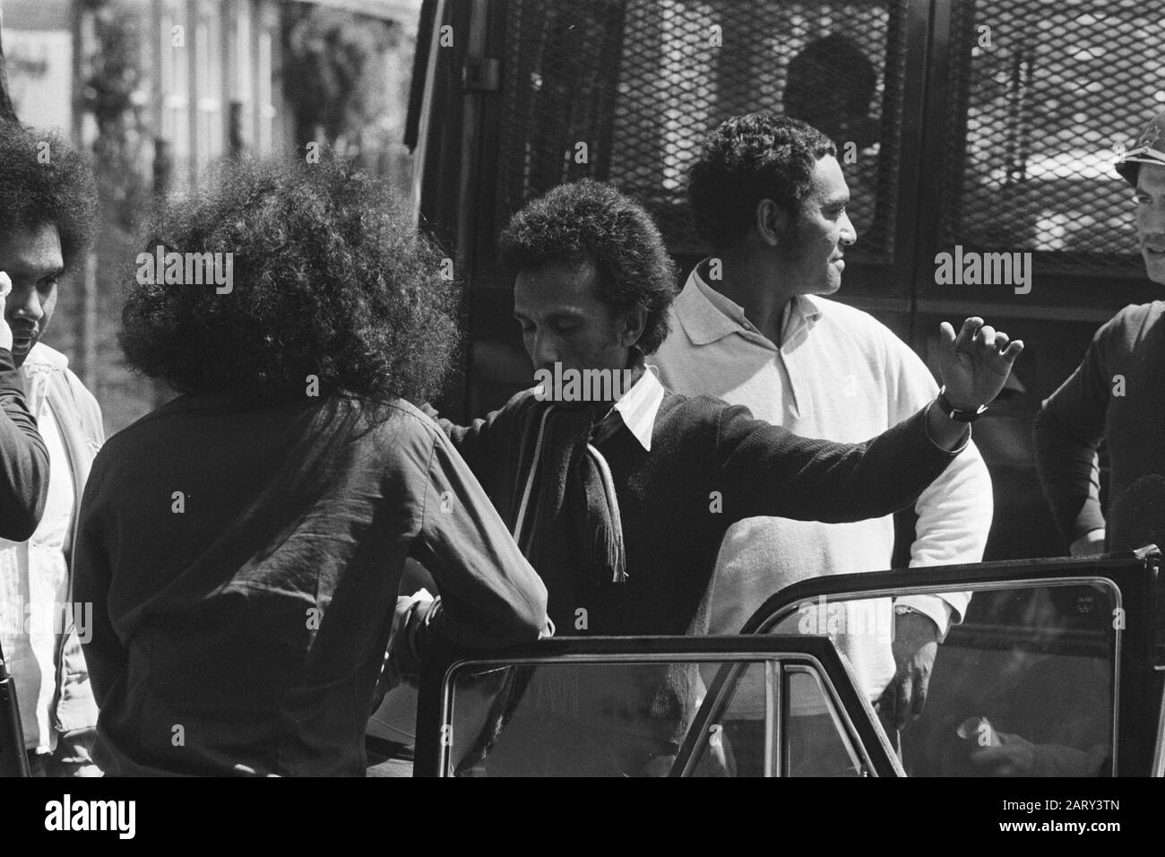 Secondo giorno ostaggi situazione scuola Bovensmilde; ricerca di un South Moluccker Data: 24 maggio 1977 luogo: Bovensmilde Parole Chiave: Ricerche, ostaggi, scuole Foto Stock