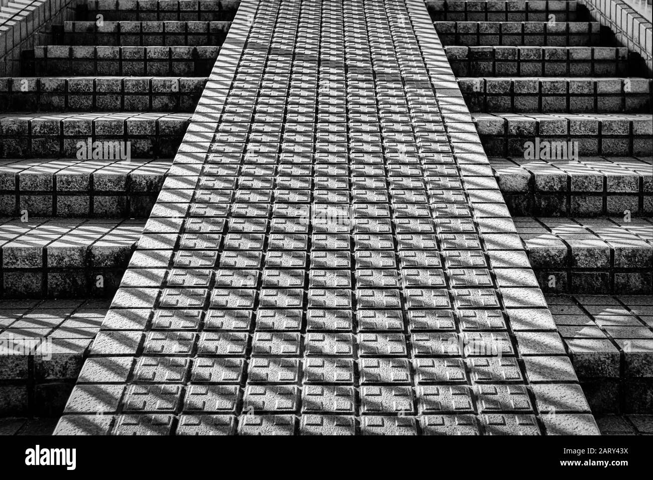 Una scala esterna a Yokosuka, Giappone, con una rampa centrale per le biciclette. Foto Stock