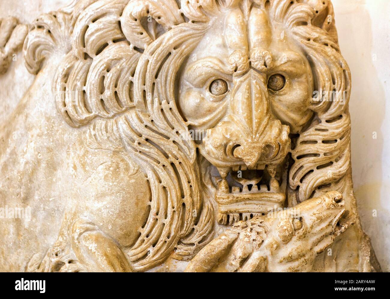 Roma, ITALIA - 3 OTTOBRE 2012: Antico bassorilievo di un leone nel Museo Capitolino. Campidoglio - una delle colline dell'antica Roma, dove in anc Foto Stock