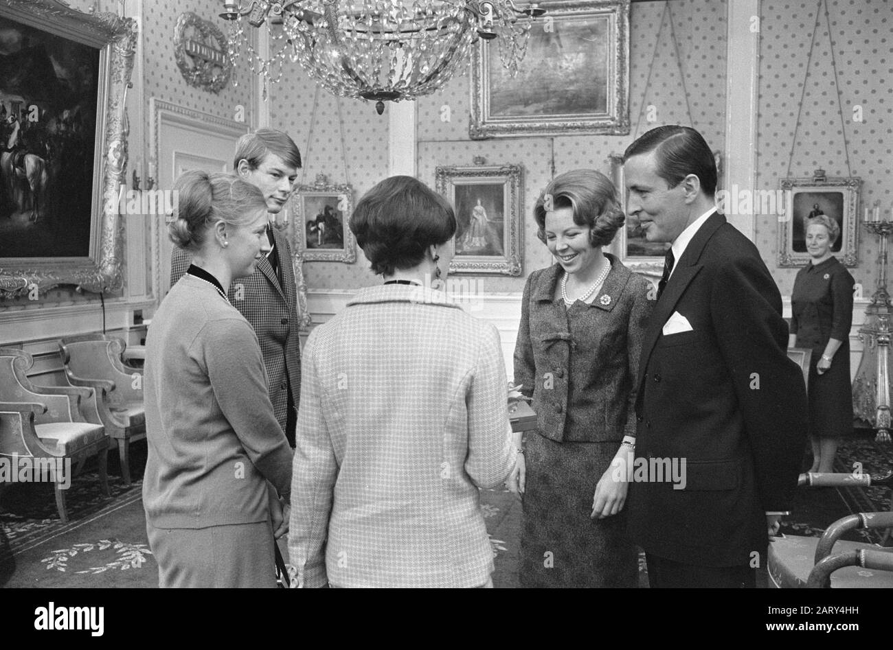 Secondo giorno di regalo per la principessa Beatrix e Claus a Palace Soestdijk, Sika, Amsterdam Data: 1 marzo 1966 Parole Chiave: Regali, principesse Nome personale: Beatrix, principessa, Claus, principe Foto Stock