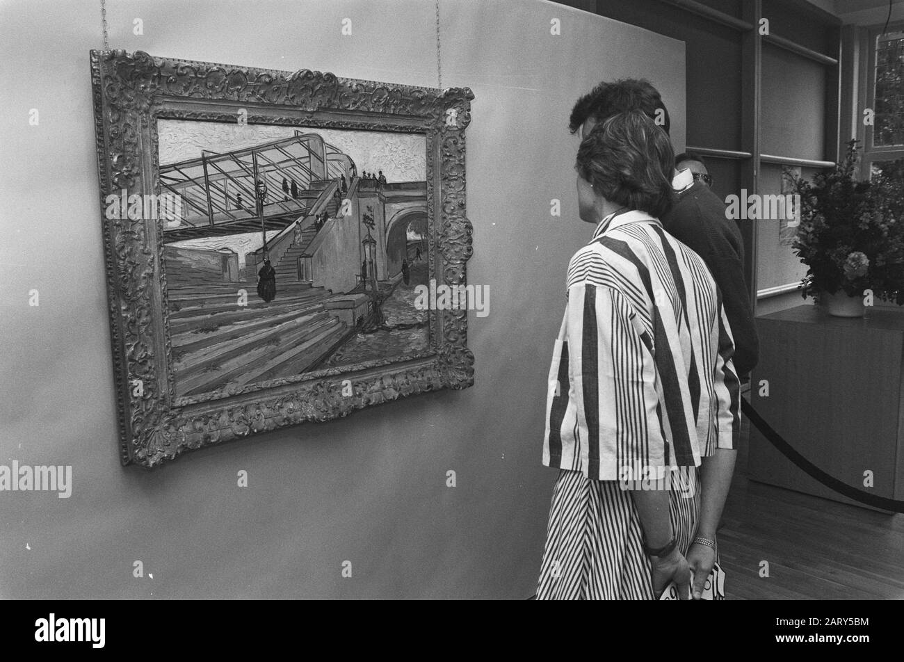 Van Gogh pittura le Pont de Trinquetaille in vista ad Amsterdam in connessione con l'asta a Londra Data: 28 Giugno 1987 Località: Amsterdam, Londra Parole Chiave: Dipinti, aste Foto Stock