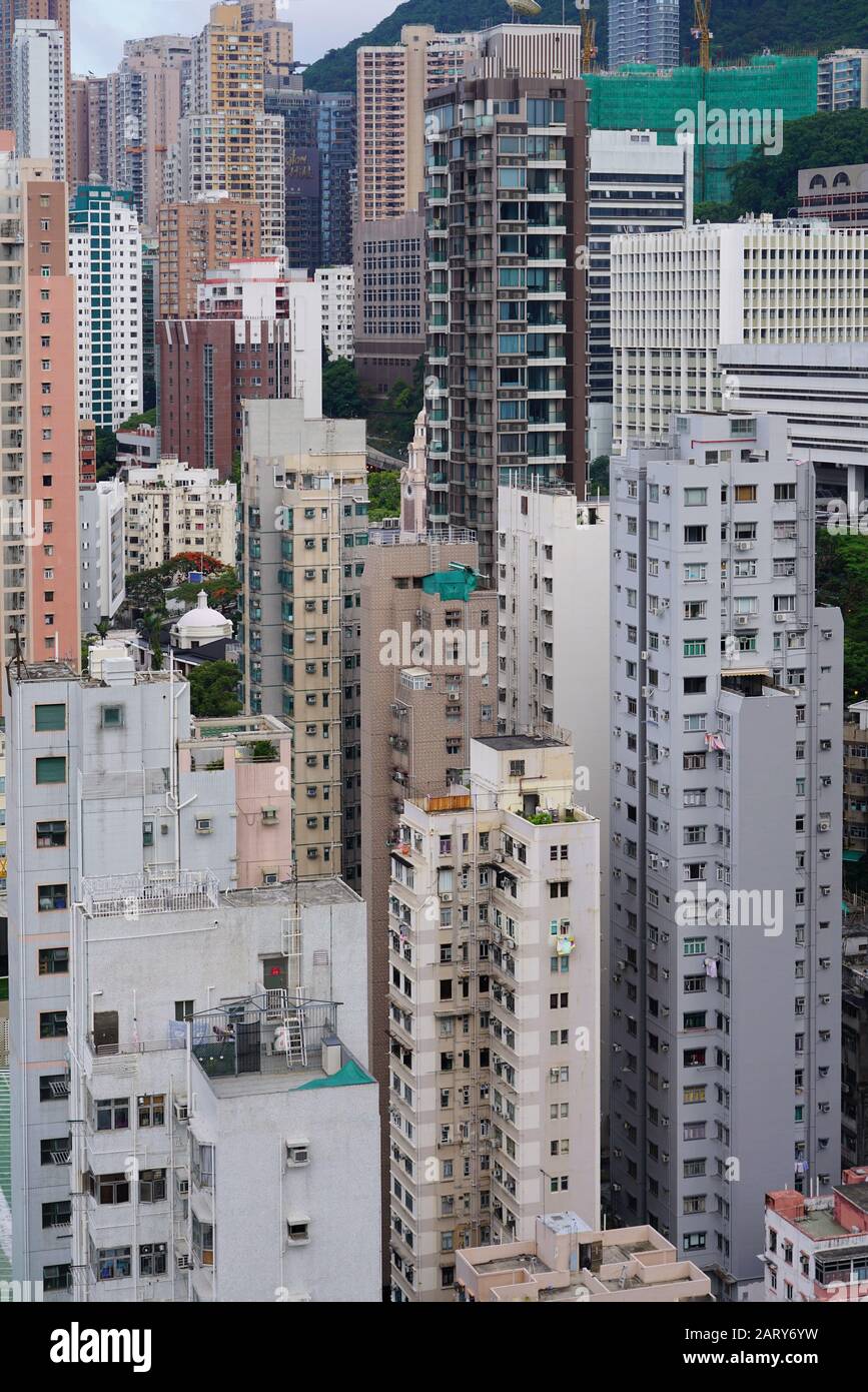 Parte molto densa di Hong Kong, vista da un alto punto della facciata di diversi edifici Foto Stock