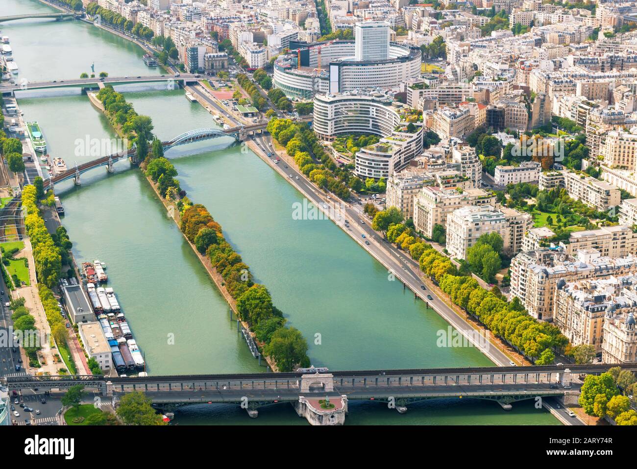 Vista di Parigi dalla Torre Eiffel, Francia. Il fiume Senna. Foto Stock