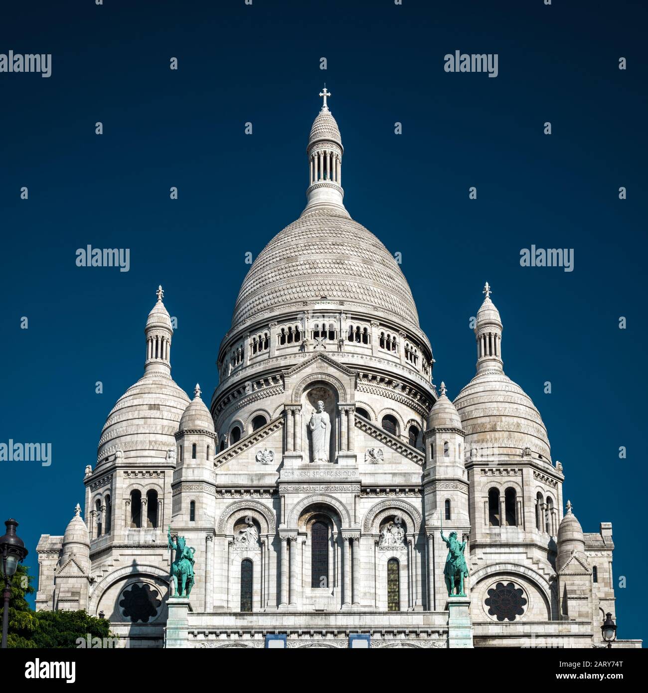 La Basilica Del Sacro Cuore di Gesù (Basilique du Sacre-Coeur) sulla collina di Montmartre, Parigi, Francia Foto Stock