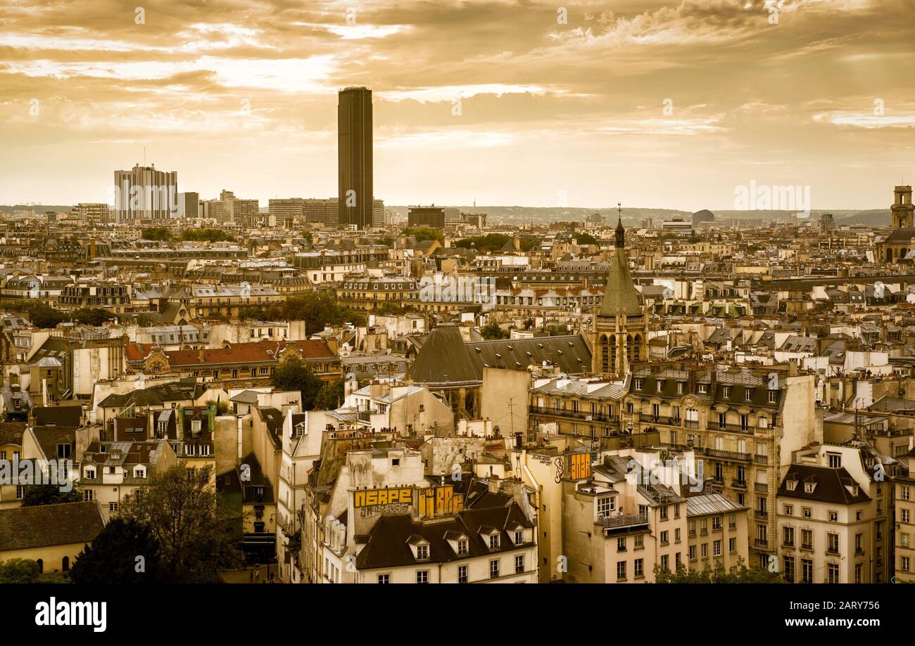 Skyline di Parigi con la Torre di Montparnasse al tramonto Foto Stock