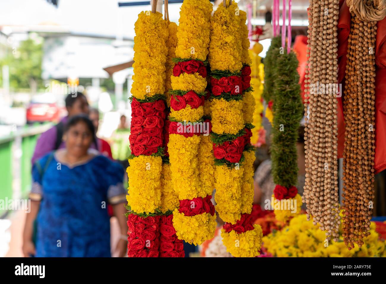 Stallo di fiori che vendono ghirlande per l'offerta di tempio a Little India Foto Stock