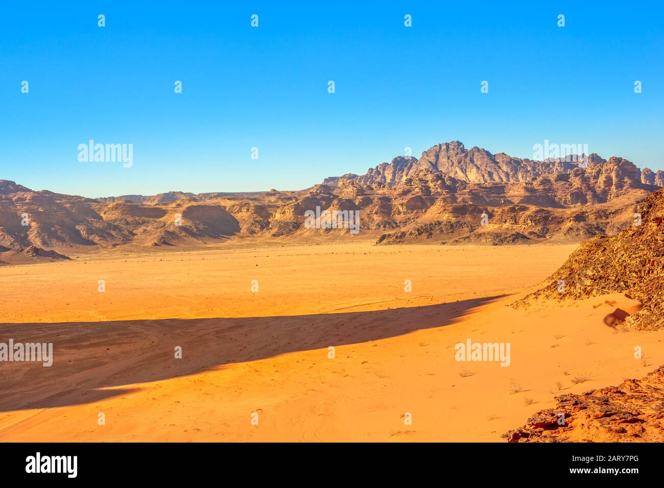 Veduta aerea del paesaggio della valle del deserto di Wadi Rum e della Valle della Luna nel pomeriggio, Giordania meridionale. Popolare destinazione turistica per Foto Stock