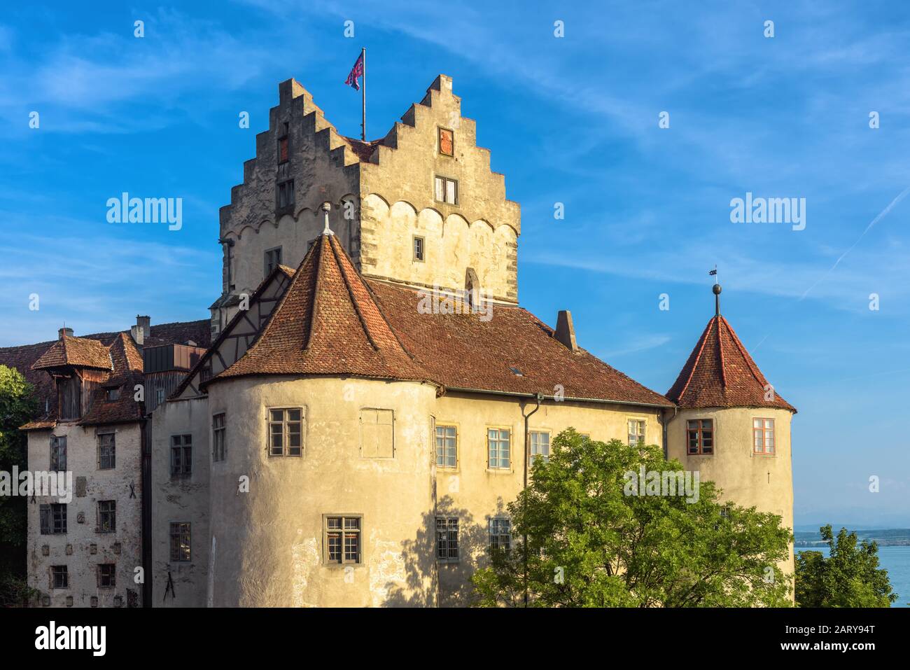 Castello Di Meersburg Sul Lago Di Costanza O Bodensee, Germania. Questo castello medievale è un punto di riferimento della città. Vista sul vecchio castello tedesco in estate. Scena Foto Stock