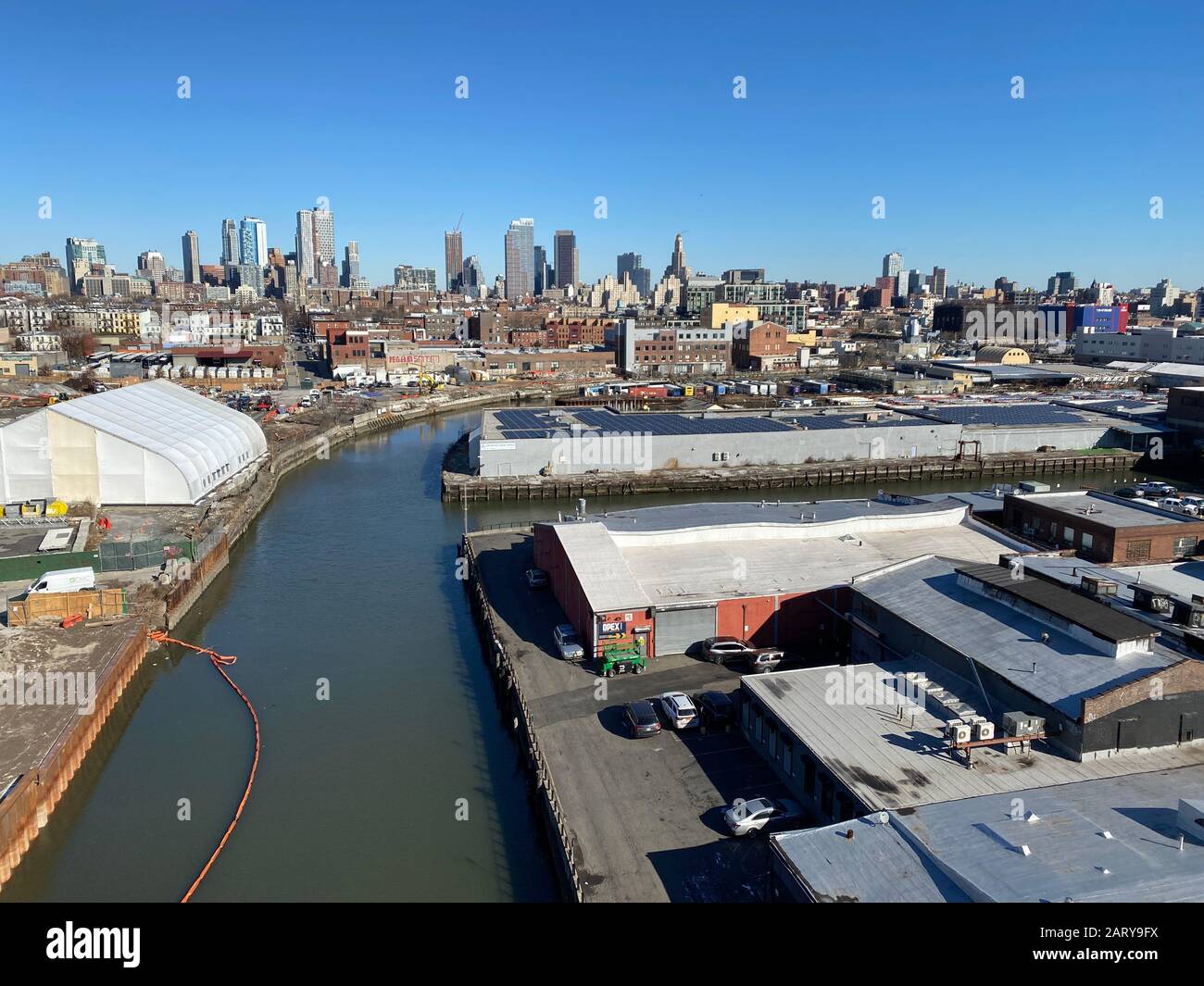 Guardando verso il canale Gowanus nel quartiere industriale di Brooklyn. Il canale è un luogo di pulizia del fondo super famigerato. Foto Stock